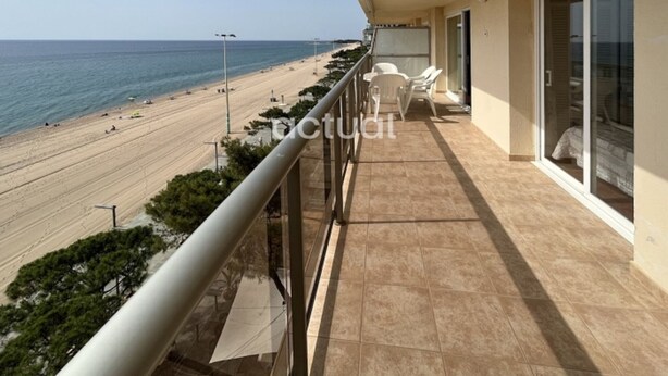 Un balcón con vista a la playa y al océano.