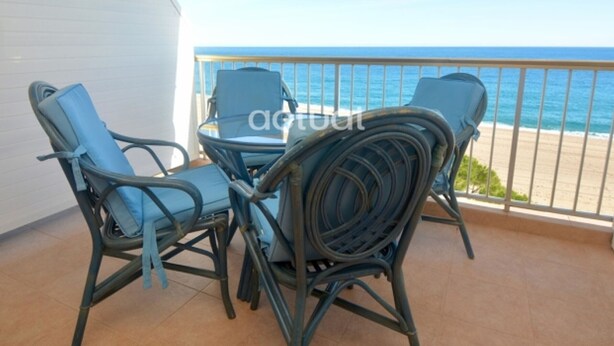 A balcony with a view of the ocean, featuring a table and chairs. - 1-Bedroom Apartment with Terrace & Parking in Platja d'Aro (Platja d'Aro)