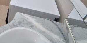 Bathroom - Seaside apartment with terrace, parking and optional WiFi (Platja d'Aro)