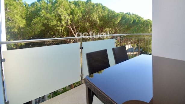 A balcony with a view of trees and a clear sky. - Apartment in Platja d'Aro near the beach with air conditioning and WiFi (Platja d'Aro)