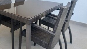 A dining area with a table and chairs. - Apartment in Platja d'Aro near the beach with air conditioning and WiFi (Platja d'Aro)