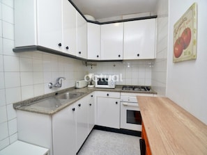 Kjøleskap, mikrobølgeovn, ovn og kaffetrakter/tekoker