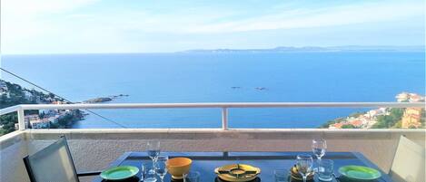 屋外ダイニングエリア