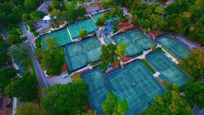 An aerial view of a sports complex with multiple tennis courts surrounded by trees and a parking area. - Oceanfront Palmetto Dunes Villa w/ Balcony, King Suite & Stunning Views (Hilton Head Island)