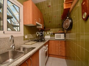 冷蔵庫、電子レンジ、食器洗い機、コーヒー / ティーメーカー