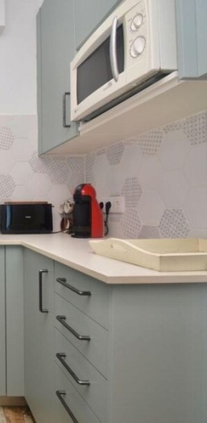 Réfrigérateur, micro-ondes, lave-vaisselle, cafetière/bouilloire