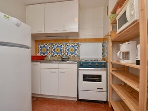 Fridge, microwave, oven, coffee/tea maker