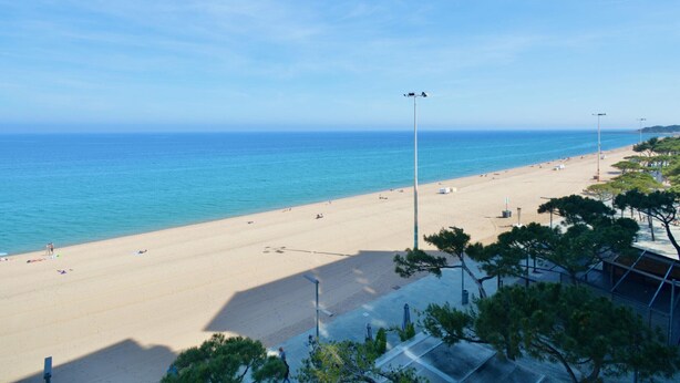 A beach with clear skies, a sandy shore, and a few people. - 2-bedroom apartment with terrace, sea view and parking in Platja d'Aro (Platja d'Aro)