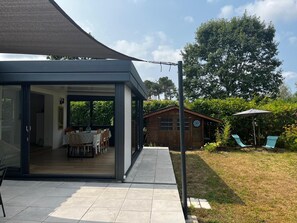 Outdoor dining - Modern house near lake with garden and veranda in Sanguinet, for 10 people (Sanguinet)