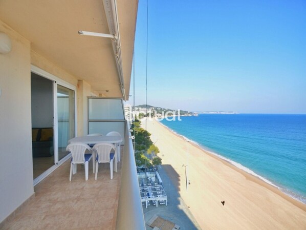 Outdoor dining - Costa Brava: 9th-floor apartment, 2 bedrooms, terrace, parking, WIFI (Platja d'Aro)
