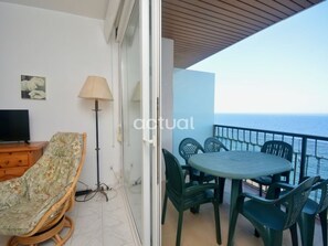 Outdoor dining - Seaside apartment with terrace and elevator (Platja d'Aro)