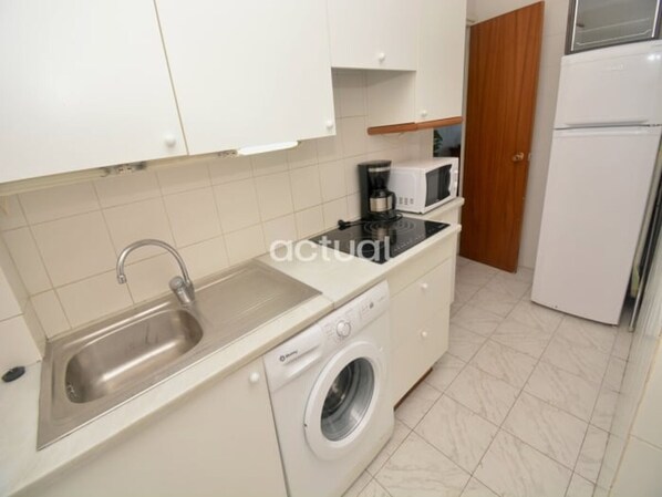 Fridge, microwave, oven, coffee/tea maker