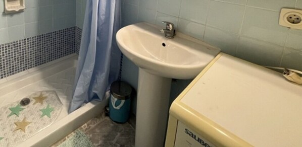 Bathroom - Beachfront apartment with WiFi, high floor (Platja d'Aro)
