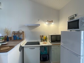 Réfrigérateur, micro-ondes, plaque de cuisson, lave-vaisselle