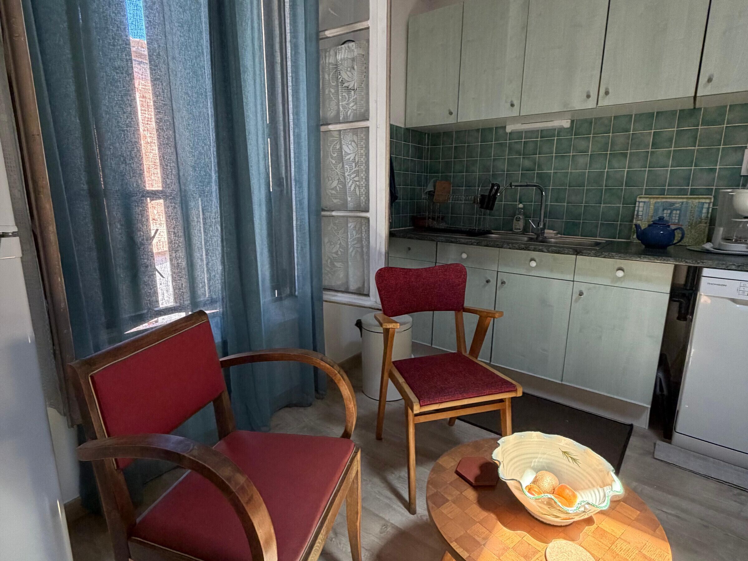 Réfrigérateur, micro-ondes, plaque de cuisson, lave-vaisselle
