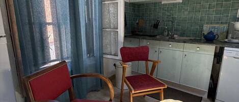 Réfrigérateur, micro-ondes, plaque de cuisson, lave-vaisselle
