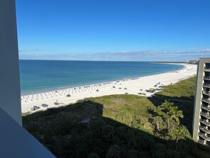 On the beach - Marriott Crystal Shores luxury 2-bedroom poolside condo in oceanfront resort. (Marco Island)