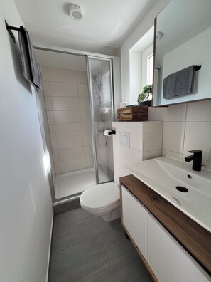Haartrockner, Handtücher, Seife, Toilettenpapier