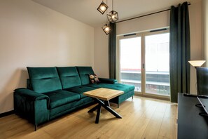 Apartment | Living room | 37-inch flat-screen TV with satellite channels, TV - RentPlanet - Apartament Czysta (Wroclaw)