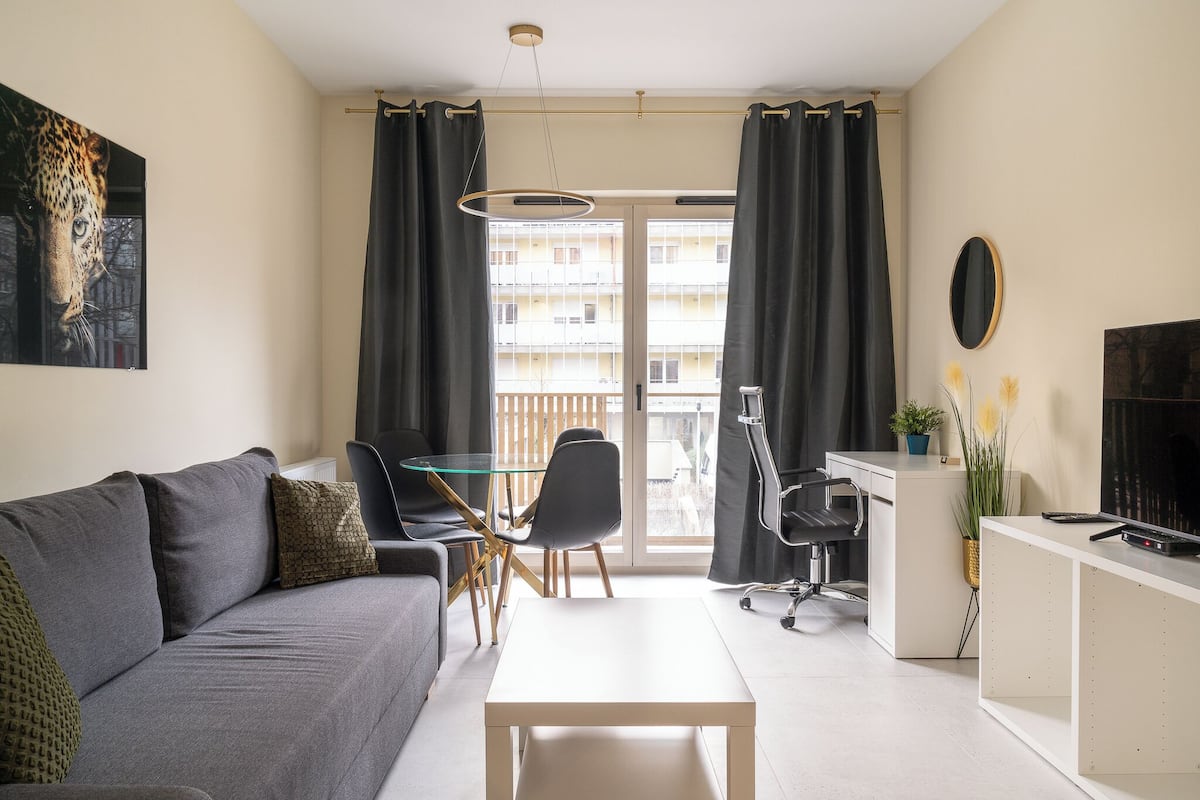 Apartment, Balcony | Ruang tamu | 37 inci televisyen skrin rata dengan satelit, TV