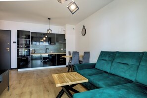 Apartment | Living room | 37-inch flat-screen TV with satellite channels, TV