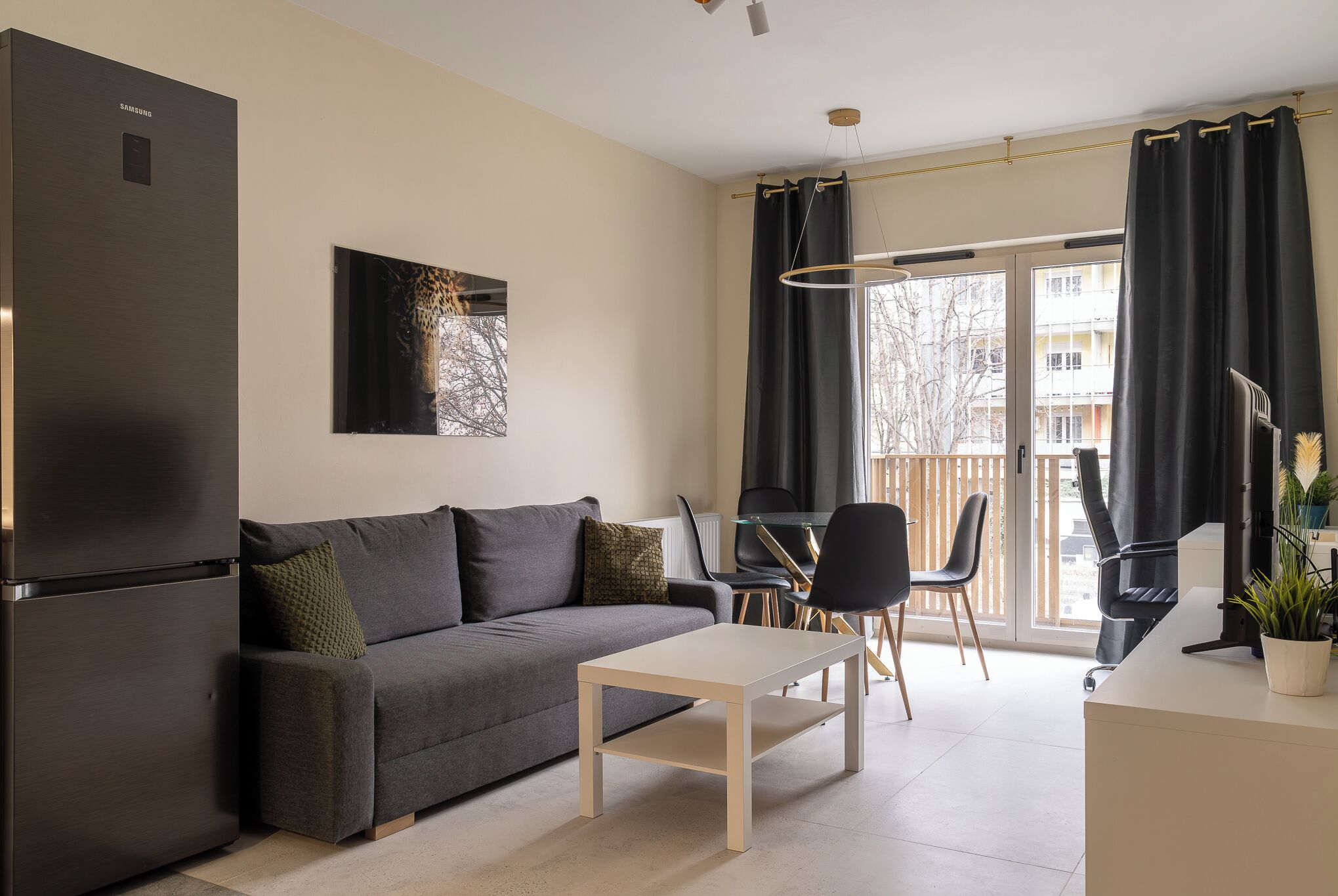 Apartament, balcó | Sala d'estar | Televisor de pantalla plana de 37 polzades amb canals per satèl·lit 
