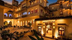 Un edificio tradicional con varios arcos y un patio.