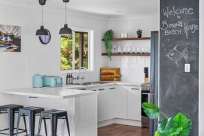 J ääkaappi, mikroaaltouuni, uuni, liesi