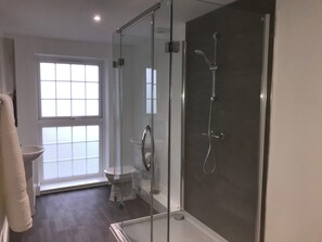 A modern bathroom with a glass-enclosed shower, a toilet, and a sink. - Stunning 3 bed Lodge on Private Estate (Brentwood)