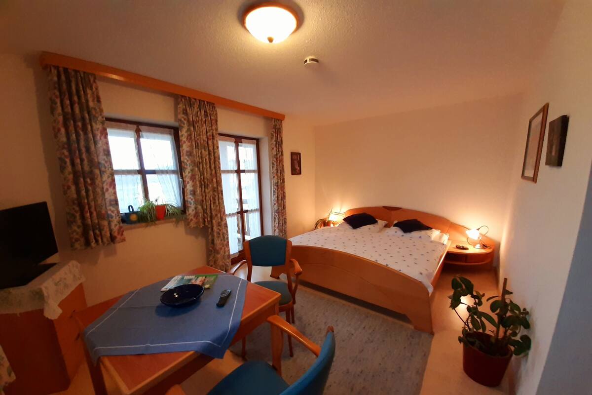 Double Room | Cribs (free), bed sheets