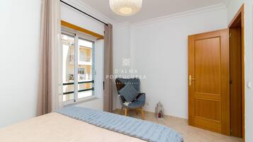 1 bedroom, cribs/infant beds, bed sheets