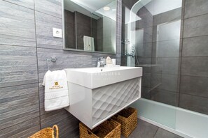 Shower, towels