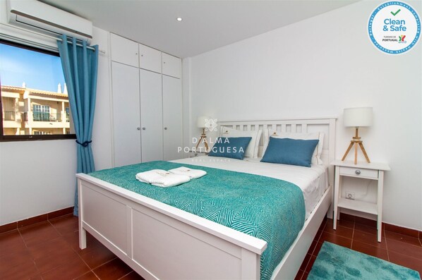 1 bedroom, cots/infant beds, bed sheets