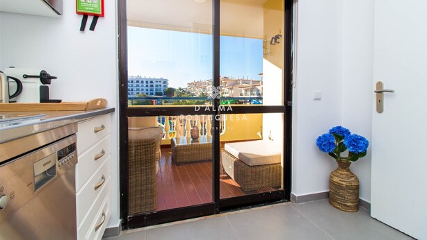 Ein Hotelzimmer-Eingang mit einer Schiebeglastür, die auf einen Balkon führt.