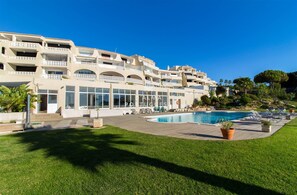 Indoor pool, outdoor pool, sun loungers - Amado by D'alma Portuguesa (Albufeira)