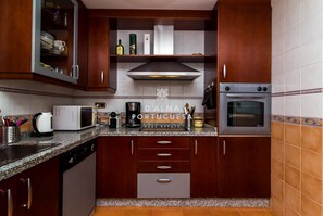 Microondas, lavavajillas, cafetera o tetera y utensilios de cocina