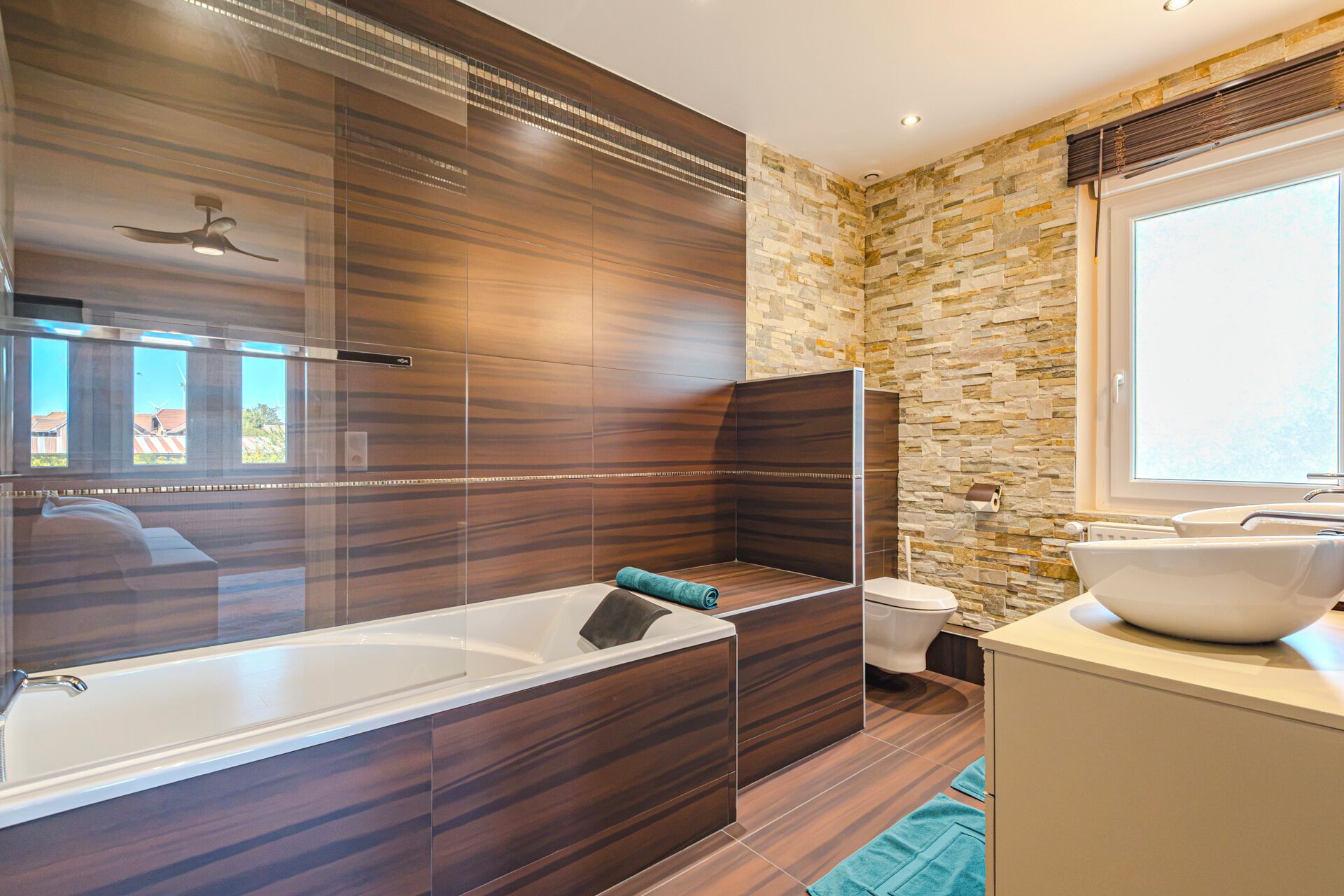 Une salle de bain moderne avec une grande baignoire, des toilettes et un lavabo.