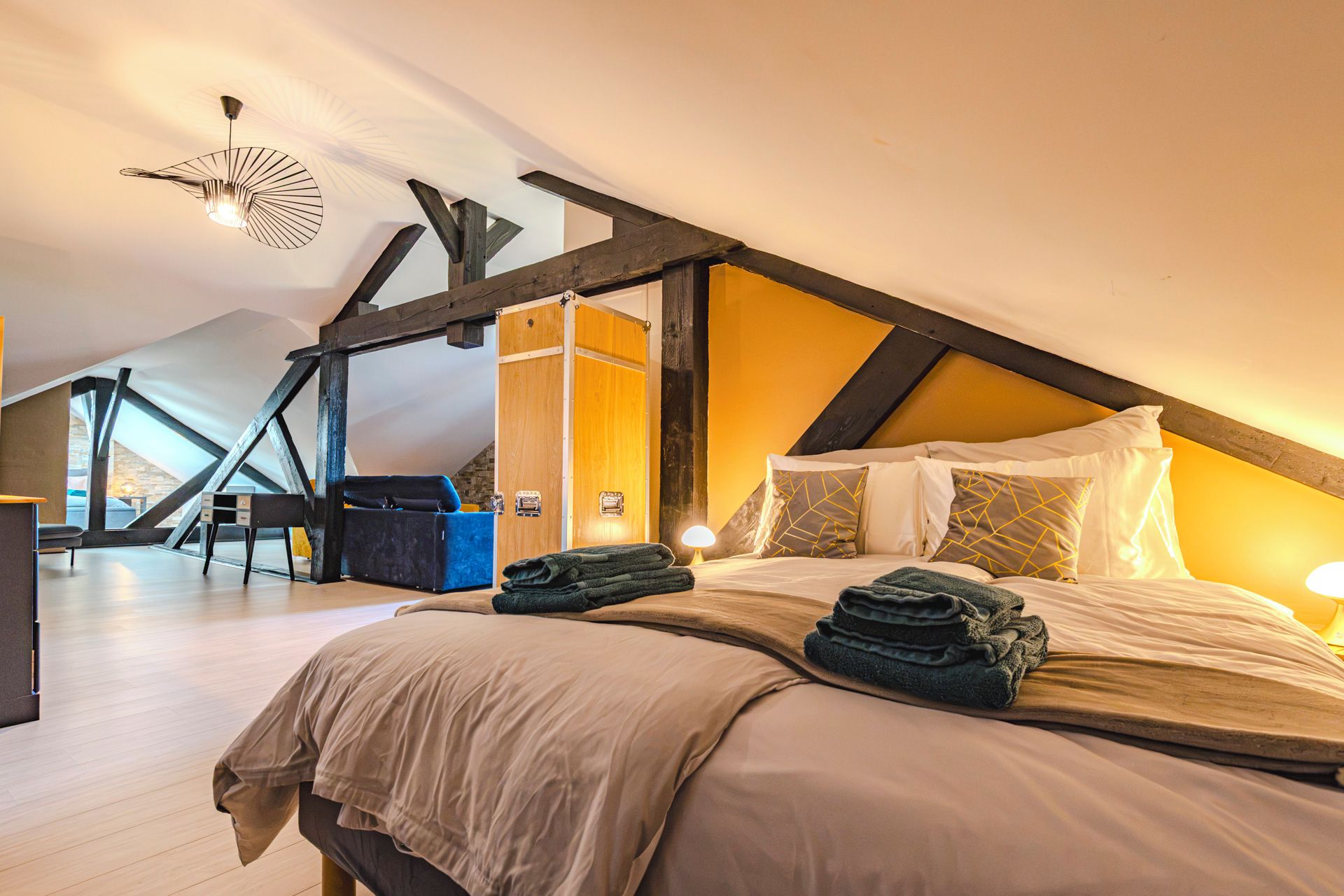 5 bedrooms, WiFi (free), bed sheets