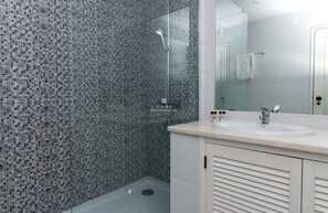 Douche, serviettes fournies