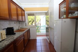 Microwave, coffee/tea maker, cookware/dishes/utensils - Refúgio da Falésia By D´alma Portuguesa (Albufeira)