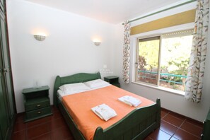 2 bedrooms, cots/infant beds, bed sheets