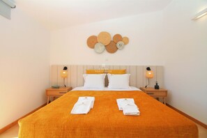 2 slaapkamers, babybedden, beddengoed