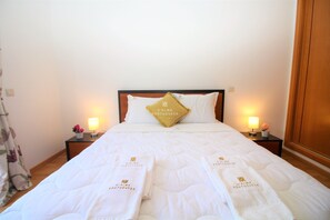 2 bedrooms, individually decorated, cots/infant beds, free WiFi