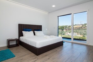 5 bedrooms, cribs/infant beds, bed sheets
