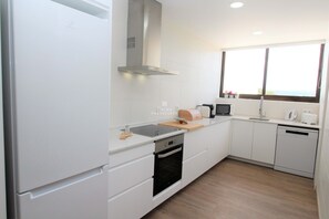 Microondas, lavavajillas, cafetera y tetera y utensilios de cocina
