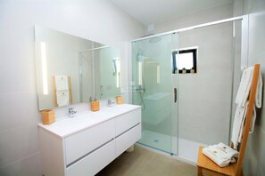 Shower, towels - Villa Baía do Mel -By D`alma Portuguesa (Albufeira)