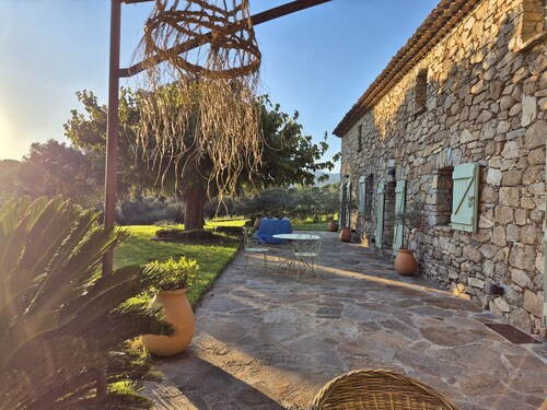 BASTIDE EN PIERRE AVEC PISCINE
