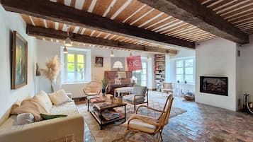 TV, fireplace, offices