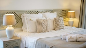 2 bedrooms, cribs/infant beds, bed sheets