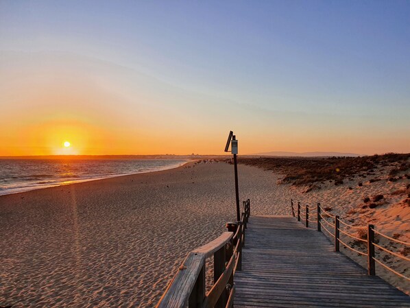 On the beach, white sand, 3 beach bars - Apartamento do Pinhal D'alma Portuguesa (Albufeira)